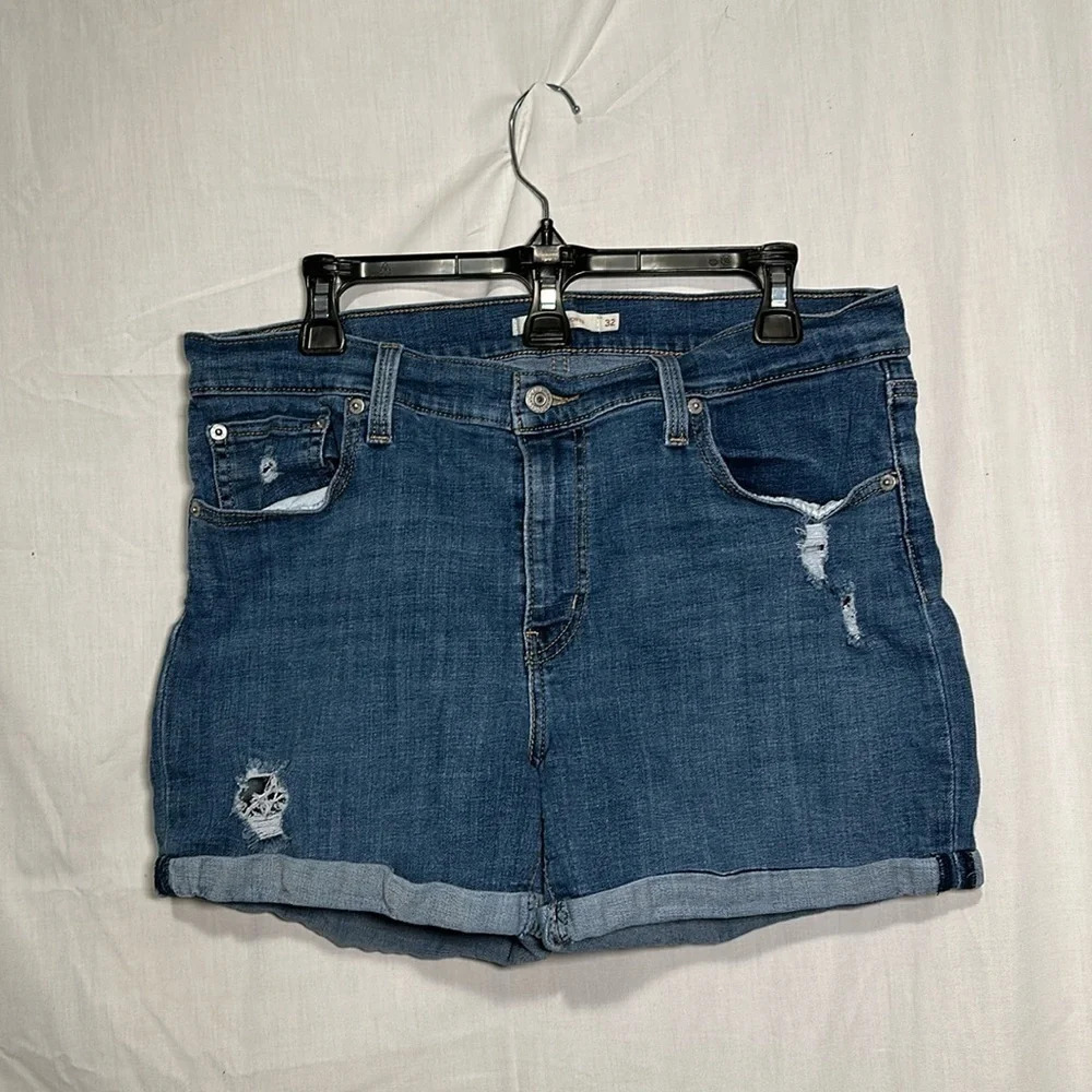 Levi's denim mid length shorts size 32 with 3 1/2" inseam